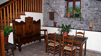 Salón con TV, chimenea y juegos de mesa